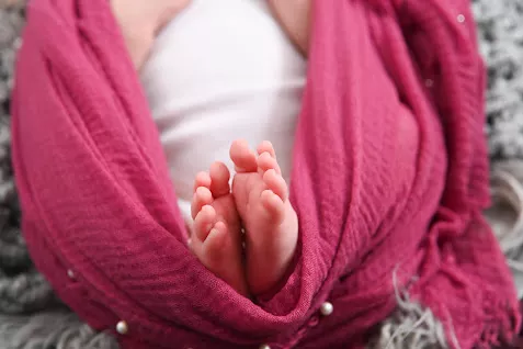 Frisch geborenes Baby ruht geborgen